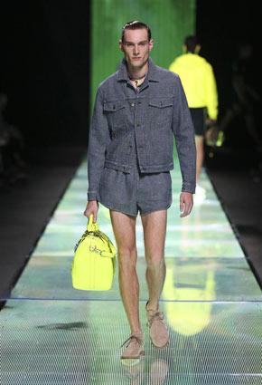 Louis Vuitton تكشف عن مجموعة ربيع صيف 2013 في دبي